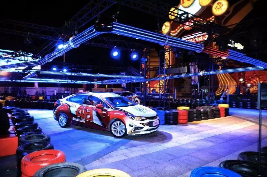 把NASCAR赛车运动搬到城市CBD,科鲁兹是如何做到的?