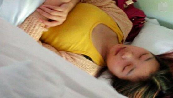 18岁女学生在火车卧铺上睡觉,感觉身上不对劲,睁眼后哭着喊救命