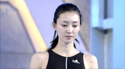 王丽坤：六岁打老师，十岁被烫伤继续念书，素颜女神的疯癫人生