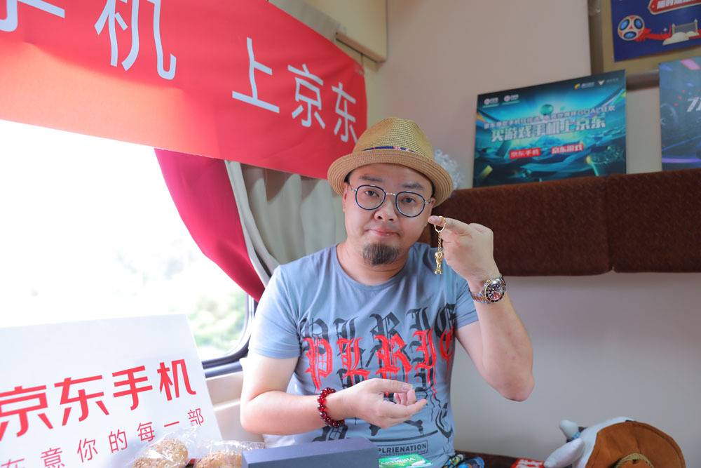 京东游戏手机电竞世界杯专列开往莫斯科,踢馆