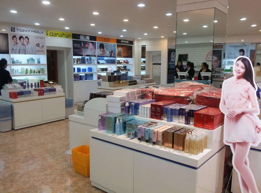 中国人去日本旅游,买了30瓶茅台40条烟,结账时