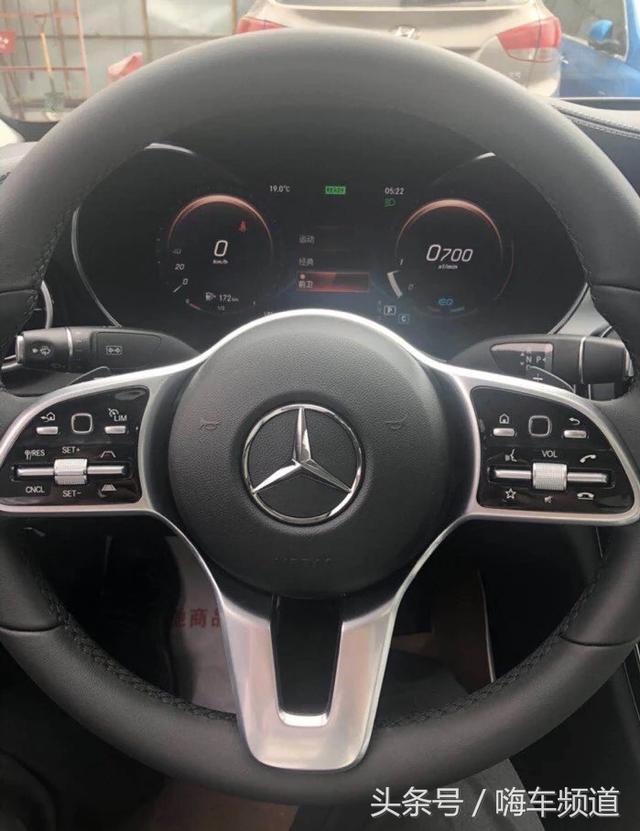 奔驰新款C级到店实拍,C200L改名为C260L,搭