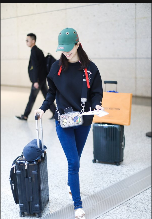 倪虹洁穿黑色卫衣搭配牛仔裤现身机场 只身一