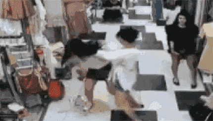 爆笑gif动图看一次笑十次 妹子,小伙子身体弱,你别拉