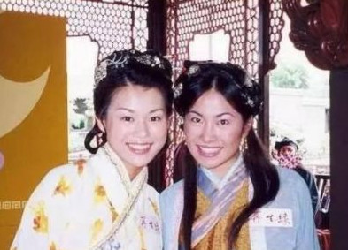 叶璇与胡杏儿合照吓人,网友:脸全僵了