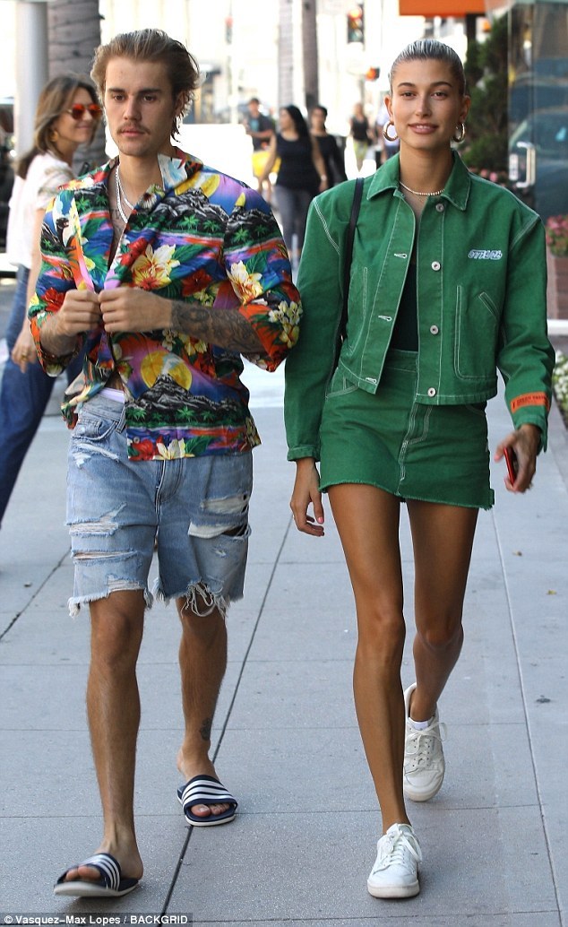 比伯(justin bieber)携海莉·鲍德温(hailey baldwin)