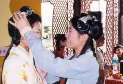 叶璇与胡杏儿合照吓人,网友:脸全僵了