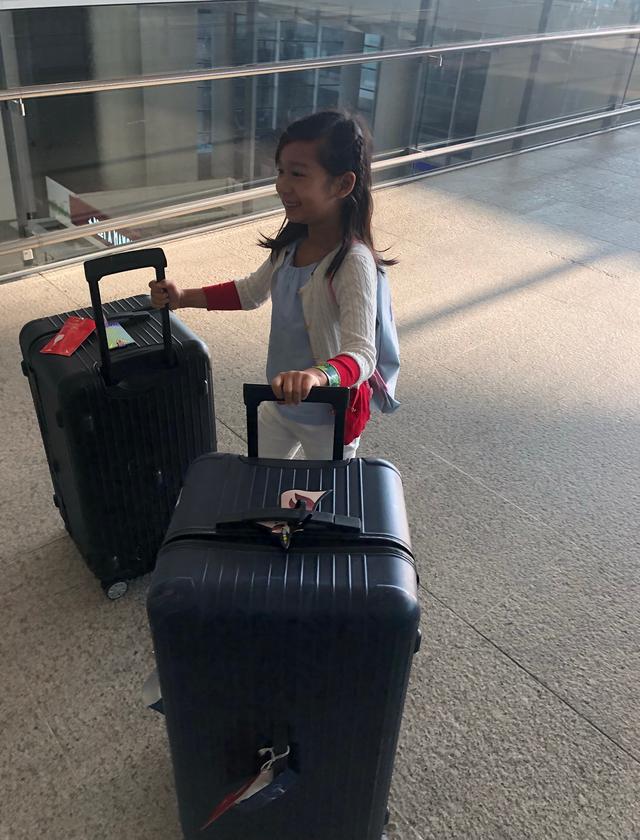 蒋丽莎带着四个娃坐高铁,外加三个大行李箱,出
