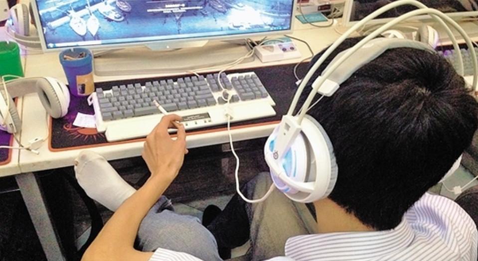 男子网吧拖鞋因脚太臭, 还被人打成重伤住院