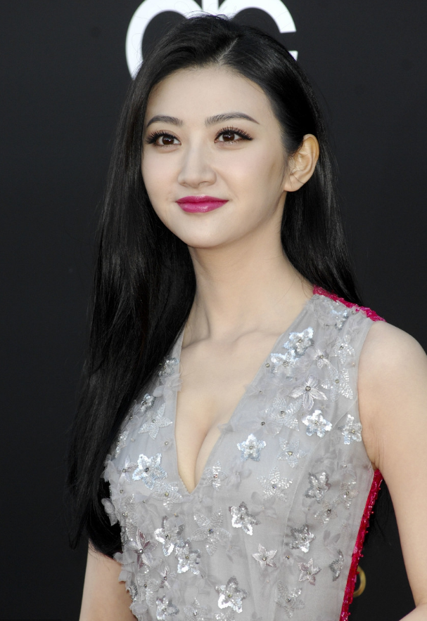 景甜一袭深v裙亮相,大秀好身材,网友:这样的装扮太惊艳了!