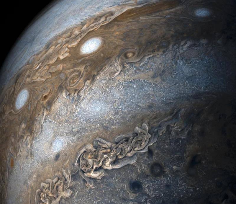 nasa公布的木星探测器传回的木星表面照片, 像一幅流动的油彩画