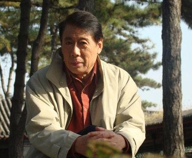 82岁焦晃近照曝光，女儿像孙子，老婆很年轻，片酬却仅有2万元