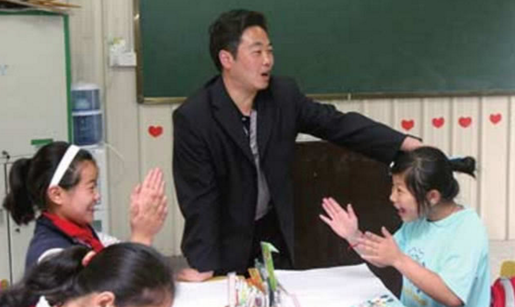 小学老师的工资有多少?实际收入让人震惊!