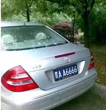 老干妈的3辆豪车，第一辆车牌是亮点，第3辆价值50万瓶辣椒酱！