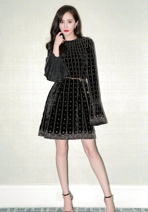 同穿黑裙子,乔欣又巴掌腰,杨幂有筷子腿,她