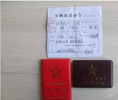 尴尬了！假军官开着假军车遇到真警察……