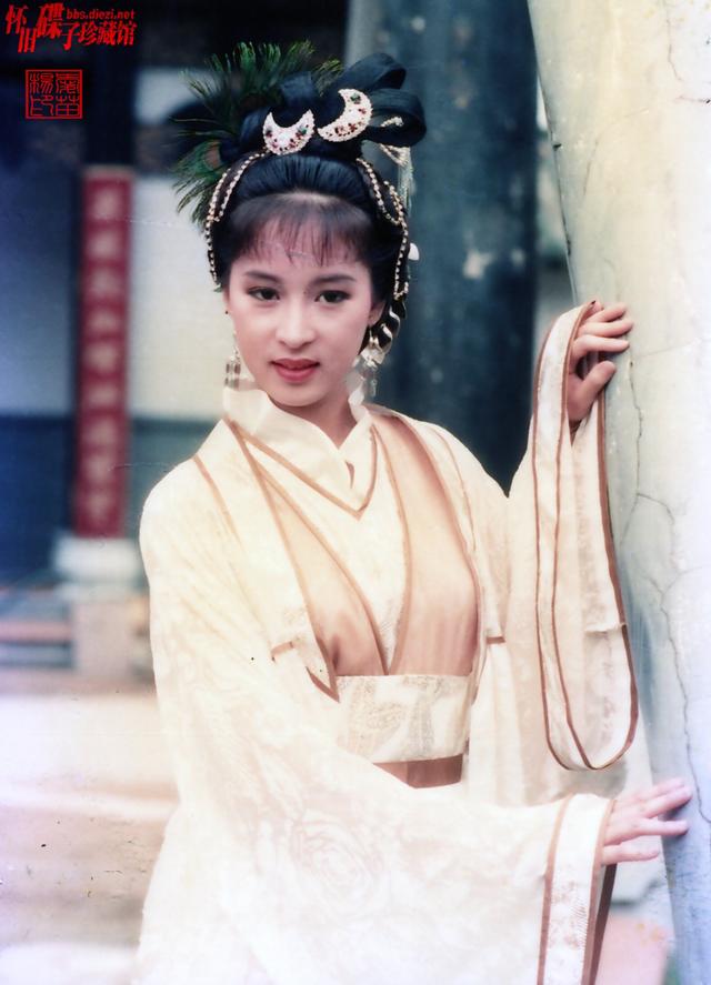 她是香港无线第一古装美女,20岁演"赵敏"走红,曾与梁朝伟相恋