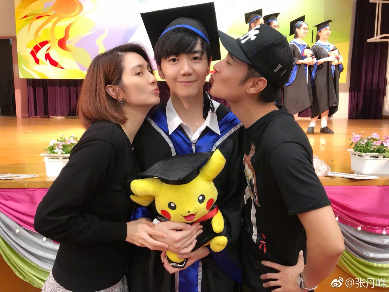 最佳继父!张丹峰洪欣合体参加毕业礼,称:从未缺席继子纪念日