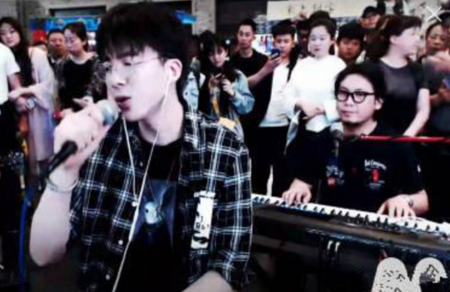 摩登兄弟刘宇宁有多火?女粉丝为看他丹东买房