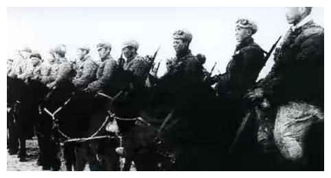 新疆剿匪,王震将军出动坦克飞机用刺刀跟他们