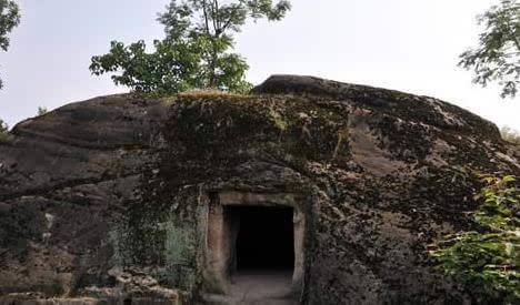 男子挖开一个古墓,棺材里全是金银珠宝,一条巨