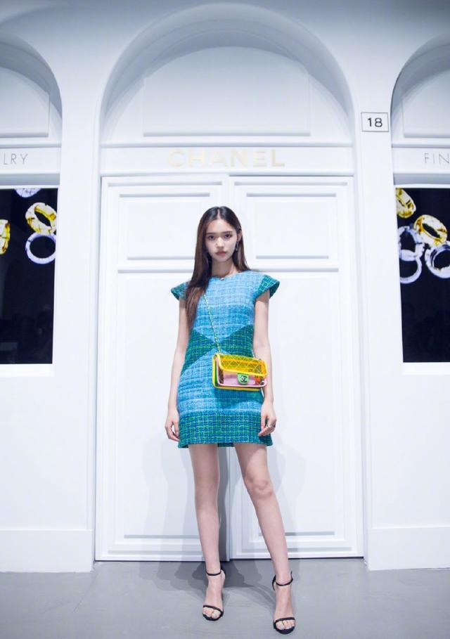 林允的素颜终于美了一回!破洞裤配休闲外套 青