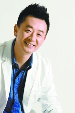 42岁黄海波和40岁张译,同样相貌平平,老婆差距