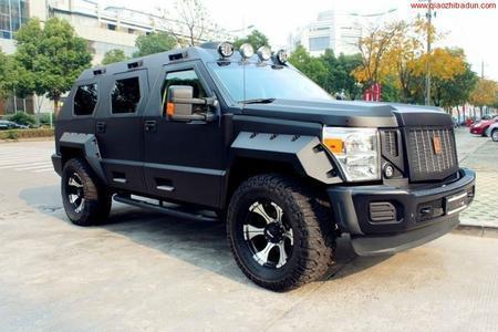 角落处停的一辆车，很像“运钞车”，轮胎挂车顶，车标很大气！