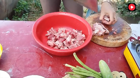 这位缅甸美女做的炝锅面，肉量很足，吃起来很爽