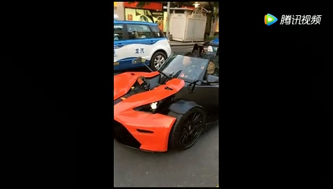 偶遇一辆霸气十足的敞篷车，保时捷卡宴等它走完才敢走！