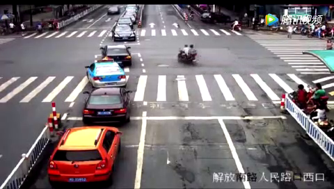电动车2秒都不愿等，肆意闯红灯，凄惨结局早已注定！
