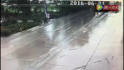 雨天高速路，卡车司机已经尽力了，交通事故还是发生了