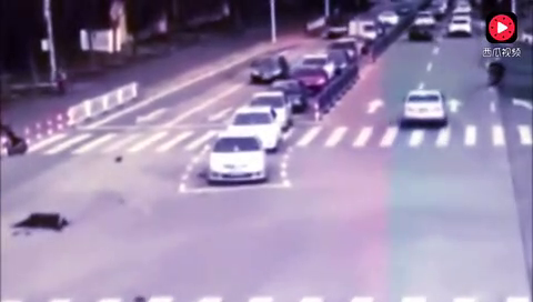 监控拍下电动车闯红灯被撞飞一幕，可怜的是小车司机！