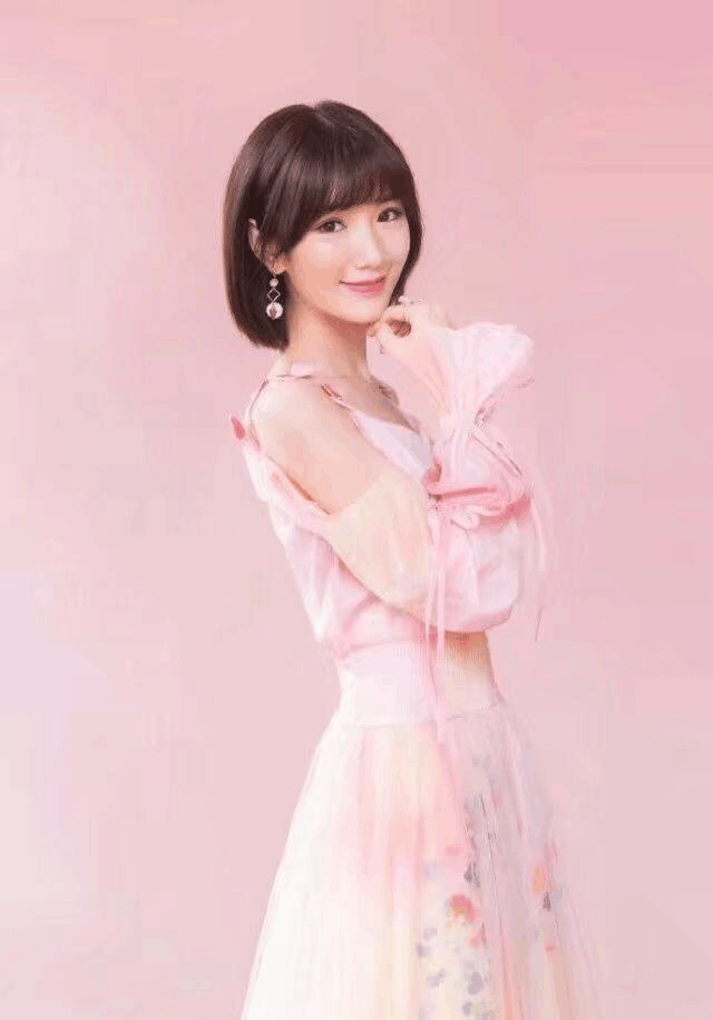 毛晓彤终于又换新发型, 空气刘海甜到炸, 一身粉裙美成了少女!