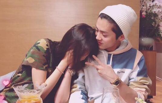 脸皮薄,特别在意别人的眼光,内心特别脆弱,受不