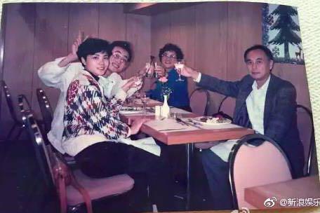 王菲和父母以及哥哥的全家福曝光,一家人其乐融融,天后俏皮可爱