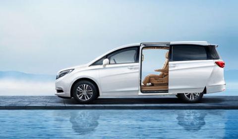 别克GL8外观比较吸引眼球，外观上采用了全新的家族设计