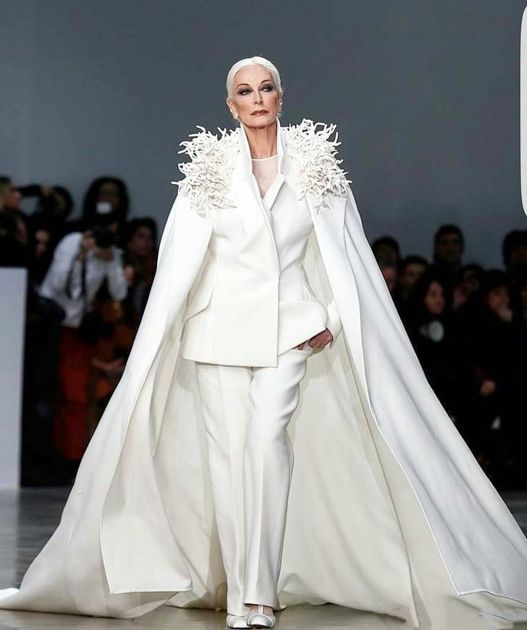 87岁依旧活跃在T台走秀的卡门戴尔活出了时尚人该有的一生