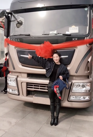 90后网红女司机终于有自己的车,年后开始单飞