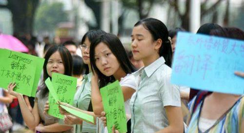 985大学生去工厂体验生活,工作一天便辞职,父