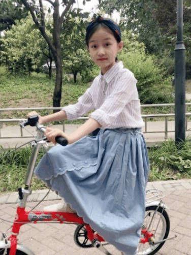 赵薇女儿长大照片曝光！网友称简直就是小一号的小赵薇！超仙美！