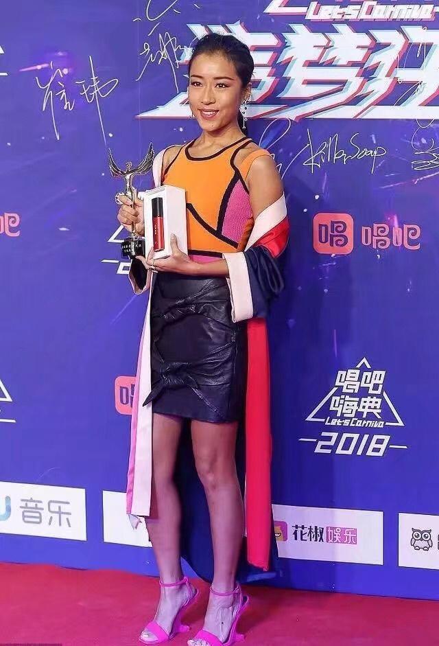 吉克隽逸穿衣大胆已经不是第一次了,这条绑带的裤子是什么鬼呀?