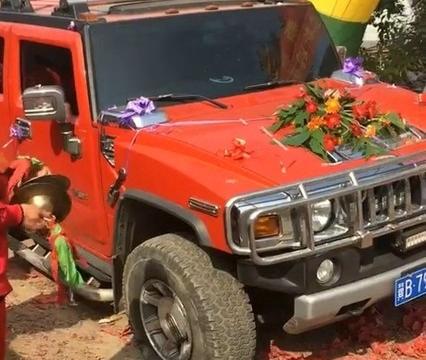 找辆悍马当婚车，结果爆胎了，结婚如何正确选择婚车，要注意什么