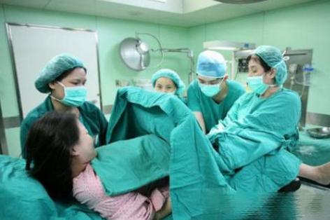 满月宝宝发高烧,婆婆却大骂儿媳没用,医生怒