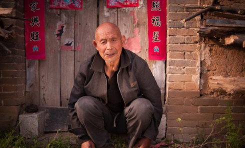 儿女不孝,农村老人养老成为严重问题,那些可怜