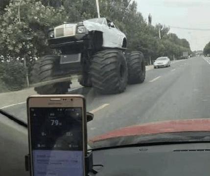 偶遇被四轮抬着走的劳斯莱斯幻影！这么霸气难怪不给你上牌！