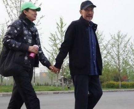 64岁老戏骨李雪健近照,妻子贤惠来头不小,研究生儿子帅哭!
