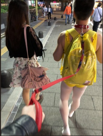 变态！东京街头女孩遛大叔　高衩紧身衣男甘愿当狗奴“在地上爬”