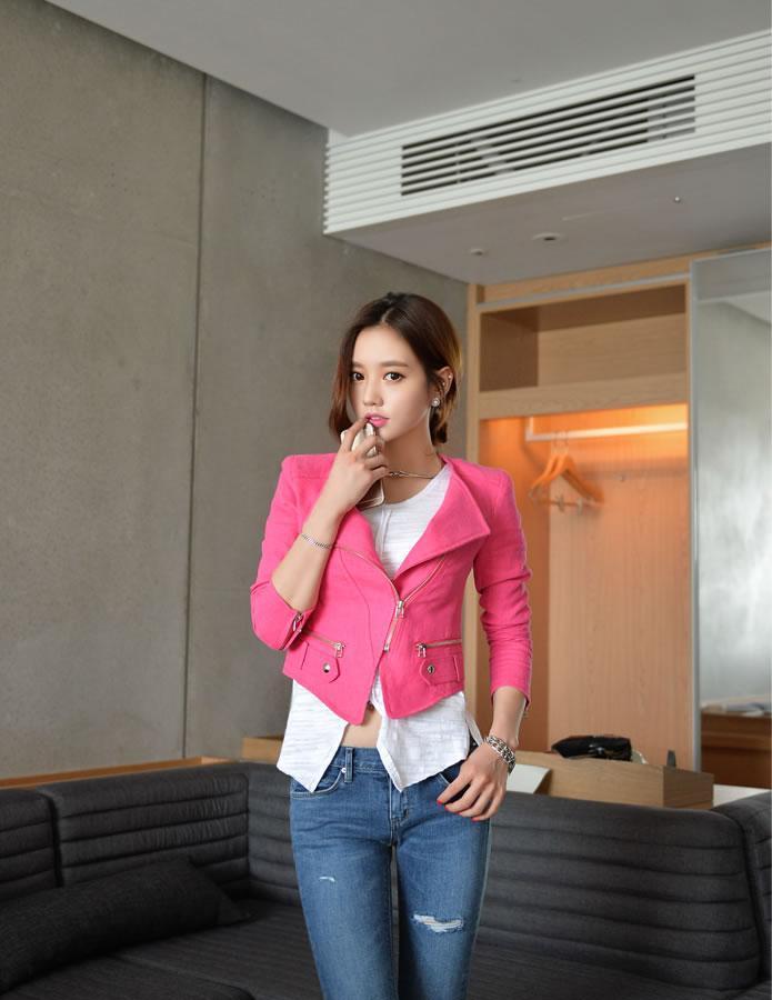 孙允珠 粉色夹克加破洞牛仔裤 搭配的这个白色