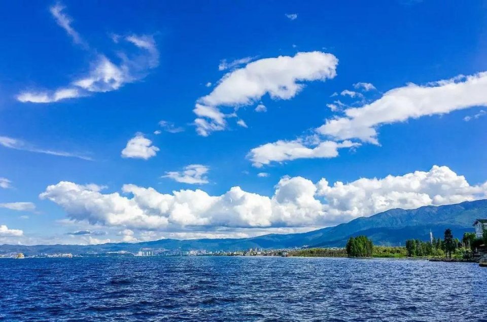 而洱海却是日出日落的见证人,时而波如平镜,时而波涛汹涌.